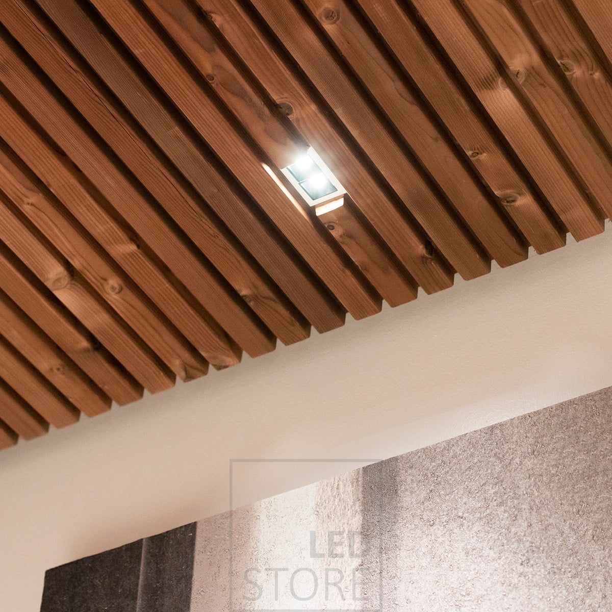 LINJA 2, IP44, dimbar 2x2W spotlight infälld i taket. LED LINJA 2 har en mycket smal öppningsvinkel på endast 15 grader och används därför vanligtvis i höga utrymmen och för att skapa dekorativt ljus, framför garderober eller i korridorer. Ledstore.fi