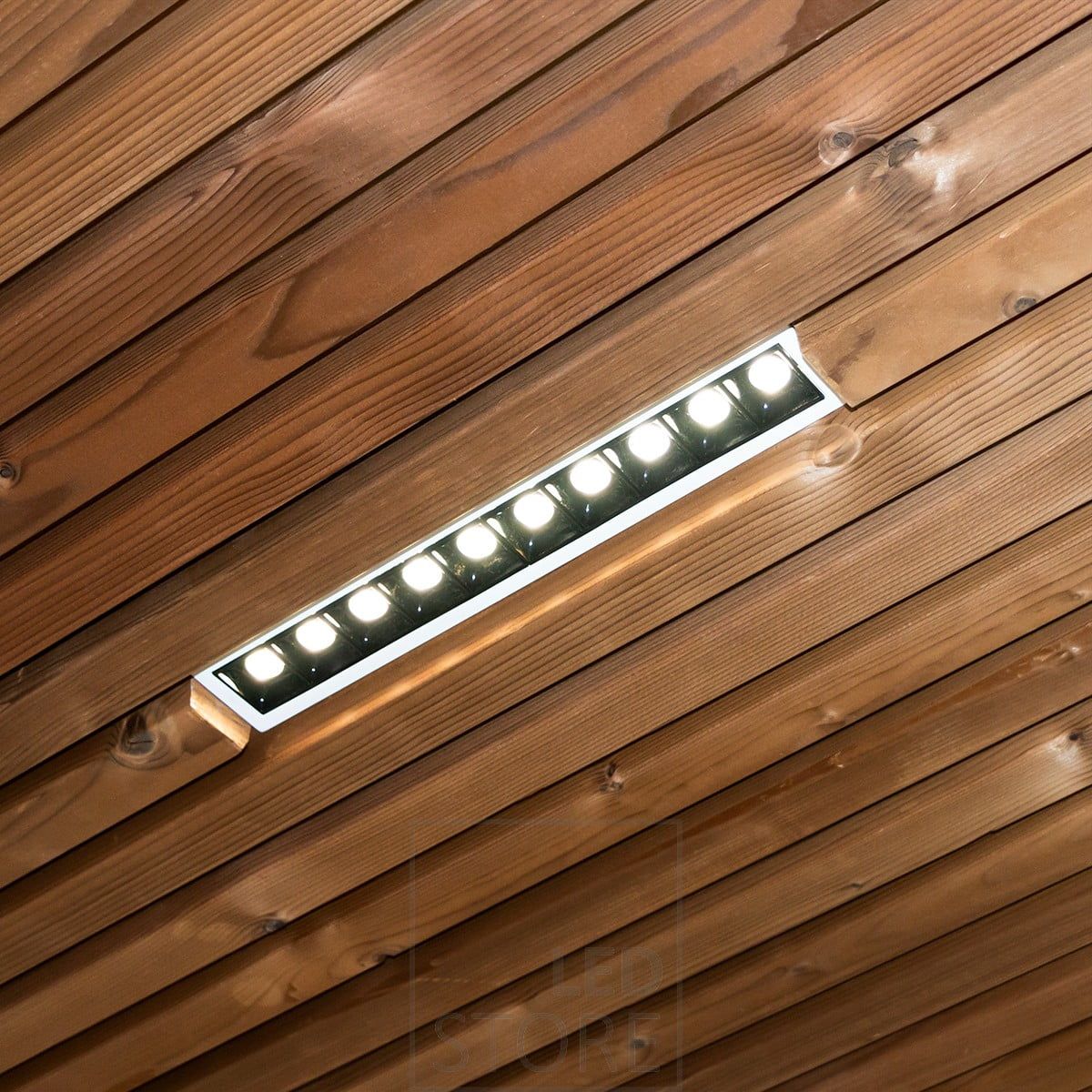 Dimbar 10x2W Line 10 spotlight infälld i ett tak. Line 10 är perfekt för belysning med smal vinkel inomhus, till exempel som accentbelysning för väggytor och tavlor, i korridorer och för dem som behöver allmänbelysning med smal vinkel. Ledstore.fi