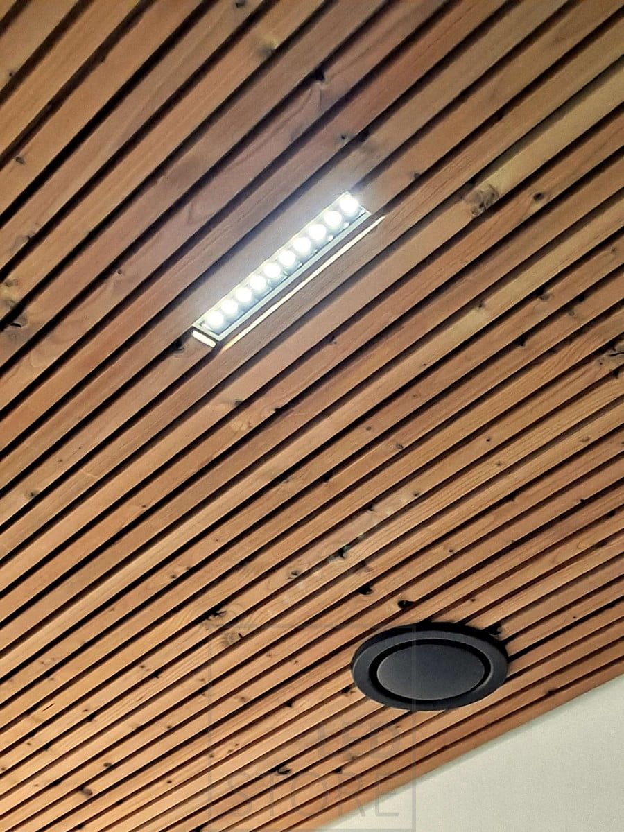 Takbelysning med LED LINJA 10-spotlights, armaturen är en effektiv 10x2W. LED LINJA 10 har en mycket smal öppningsvinkel på bara 15 grader, så den används vanligtvis i höga utrymmen och för att skapa dekorativt ljus, t.ex. framför garderober eller i korridorer. Ledstore.fi