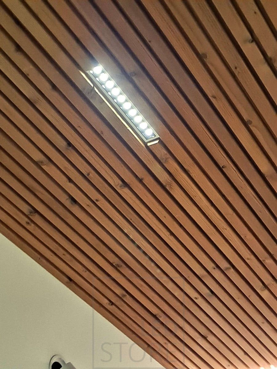 LED LINJA 10 spot för taklistbelysning, armaturen är en effektiv 10x2W. LED LINJA 10 har en mycket smal öppningsvinkel på endast 15 grader, så den används vanligtvis i höga utrymmen och för att skapa dekorativt ljus, t.ex. framför garderober eller i korridorer. Ledstore.fi