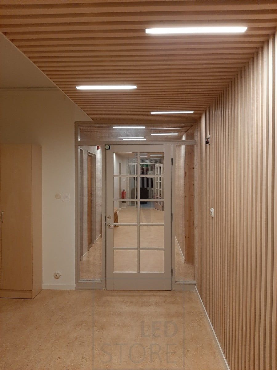 Taklistbelysning: trendigt inbäddade LED-lampor i mellanrummen mellan taklisterna. Detta eliminerar behovet av separata takpannor och resulterar i fantastiska visuella ljuslinjer. Ledstore.fi