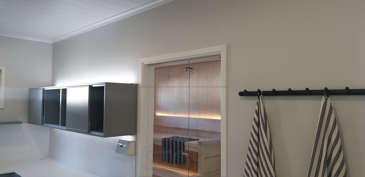 I bastuns bakre del ger en LED-list på ryggstödet ett stämningsfullt ljus uppåt och nedåt på golvet under. Mjukt, indirekt ljus. Ledstore.fi