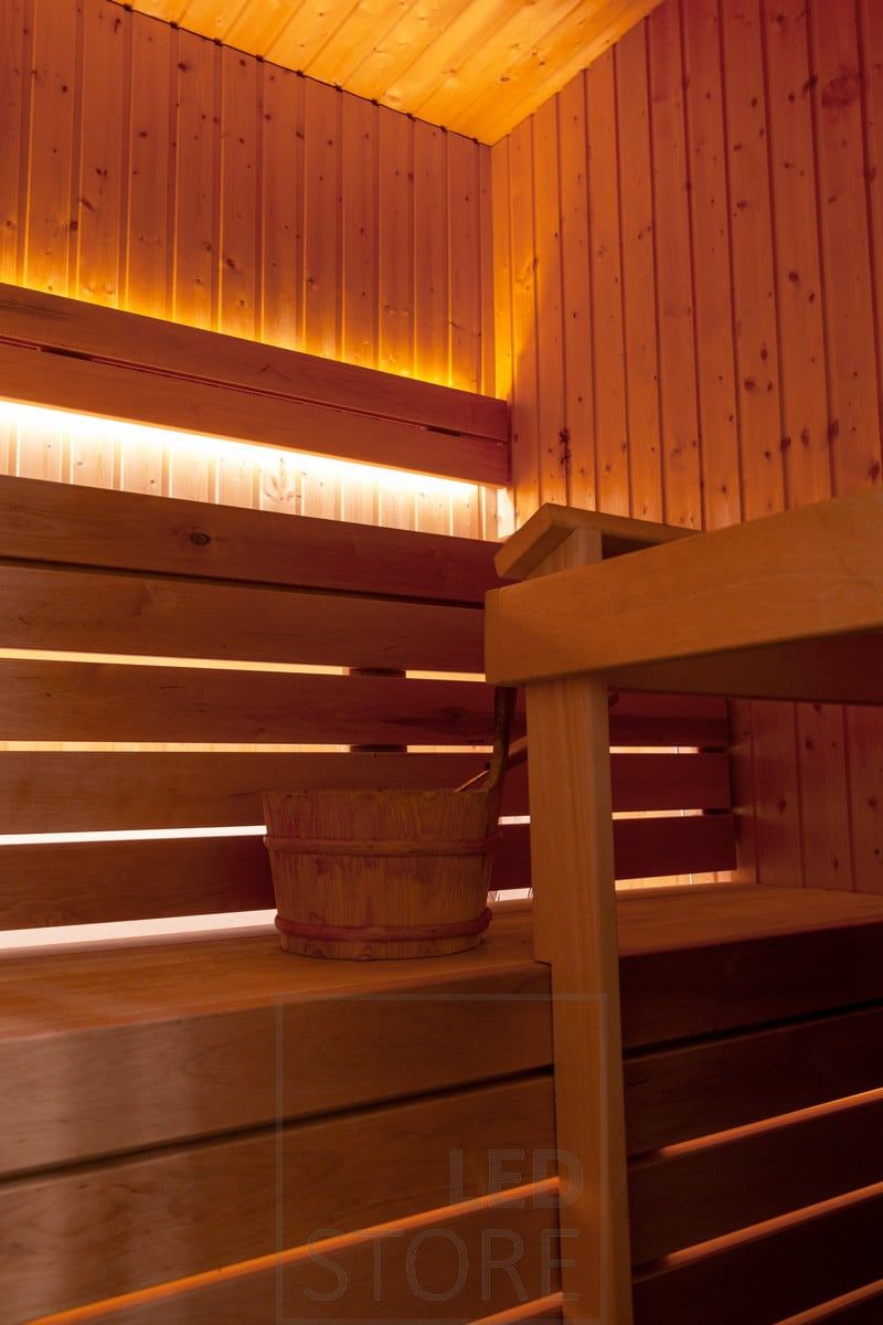 LED STORE-logotyp: "LED STORE" i vit text på en vit kvadrat mitt i en grön bakgrund, som representerar energieffektiva belysningslösningar.