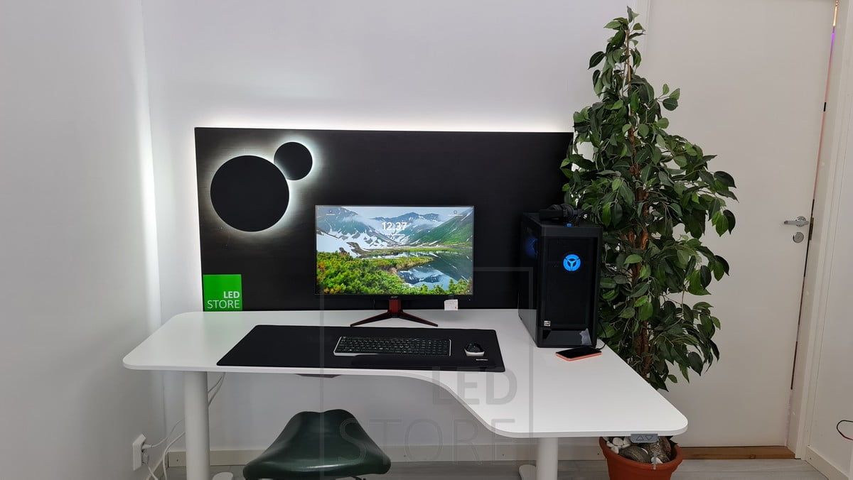 Indirekt ljus vid arbetsplatsen för en behaglig och stämningsfull belysning. Bakom den svarta panelen sitter en LED-list och på panelen sitter två svarta Eclipse vägglampor som båda är färgtemperaturreglerbara. Du hittar även vita Eclipse vägglampor i vårt sortiment. Ledstore.fi