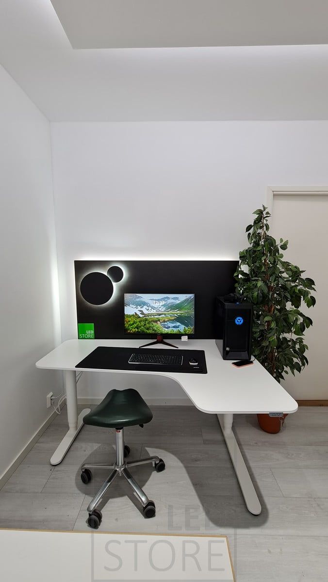 I studien, atmosfäriskt indirekt ljus på skrivbordet och taket. Indirekt belysning träffar inte datorskärmen på ett obehagligt sätt. Ledstore.fi