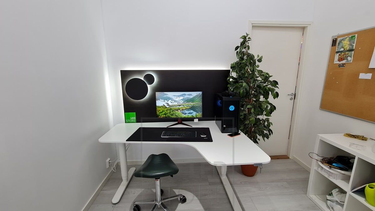 Vid arbetsstationen ger det indirekta ljuset en behaglig och stämningsfull belysning bakom skrivbordet. Bakom den svarta panelen sitter en ledlist och på panelen sitter två svarta Eclipse vägglampor, båda med justerbar färgtemperatur. Ledstore.fi