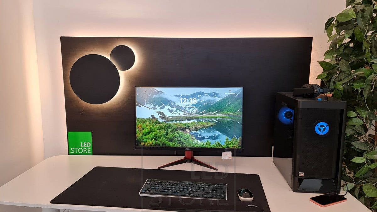 Vid arbetsstationen ger det indirekta ljuset en behaglig och stämningsfull belysning bakom skrivbordet. Bakom den svarta panelen sitter en ledlist och på panelen sitter två svarta Eclipse vägglampor, båda med justerbar färgtemperatur. Ledstore.fi