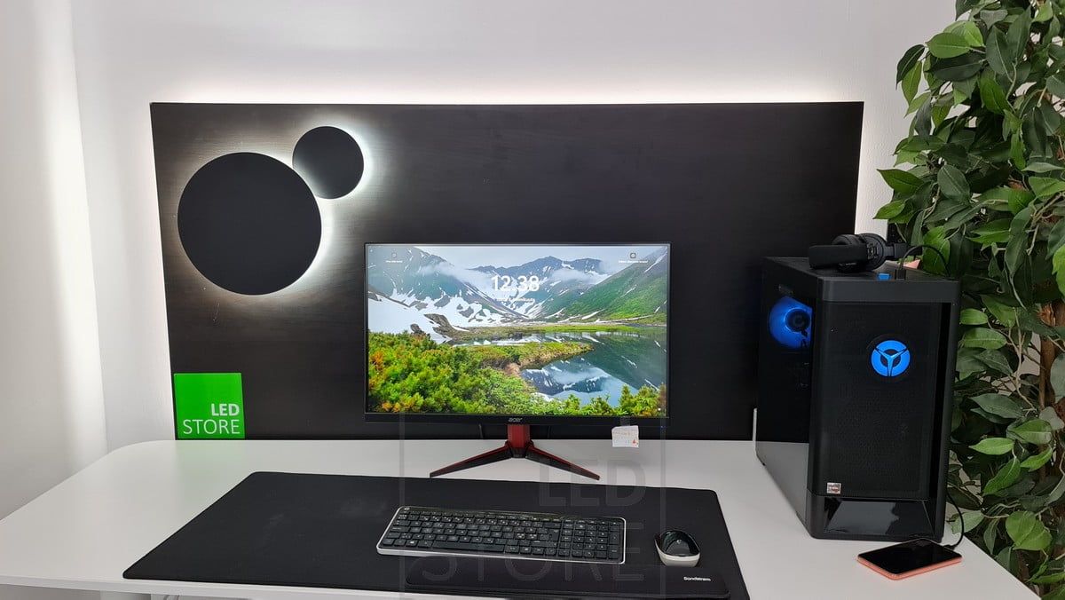 Vid arbetsplatsen ger det indirekta ljuset en behaglig belysning bakom skrivbordet. Bakom den svarta panelen, en färgtemperaturjusterbar LED-list och två svarta Eclipse vägglampor monterade på panelen. Ledstore.fi