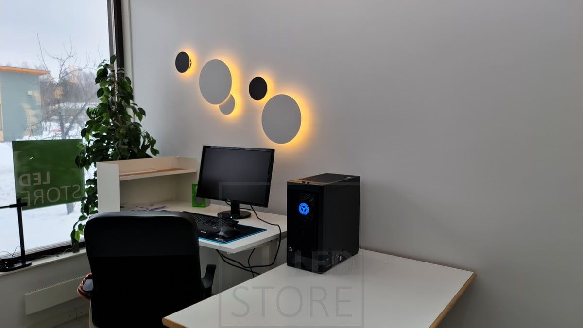 I arbetsrummet finns Eclipse vägglampor i två olika storlekar, i två olika färger för att ge indirekt stämningsbelysning. Ledstore.fi