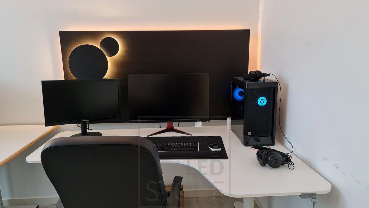 Vid arbetsstationen, atmosfäriskt ljus bakom datorn. Två Eclipse vägglampor monterade på en svart platta. Ledstore.fi