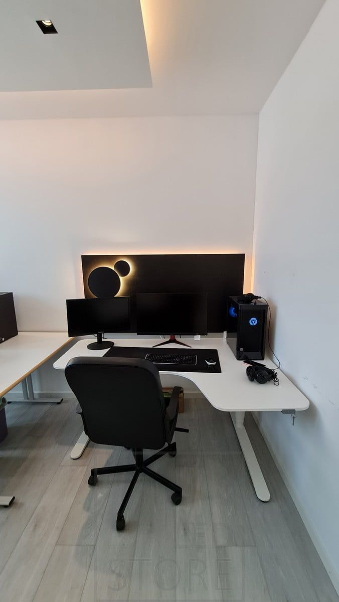 Indirekt ljus i taket och bakom datorn i arbetsrummet. Arbetsplatsen är upplyst med stämningsfullt indirekt ljus från en LED-list och Eclipse vägglampor. Ledstore.fi