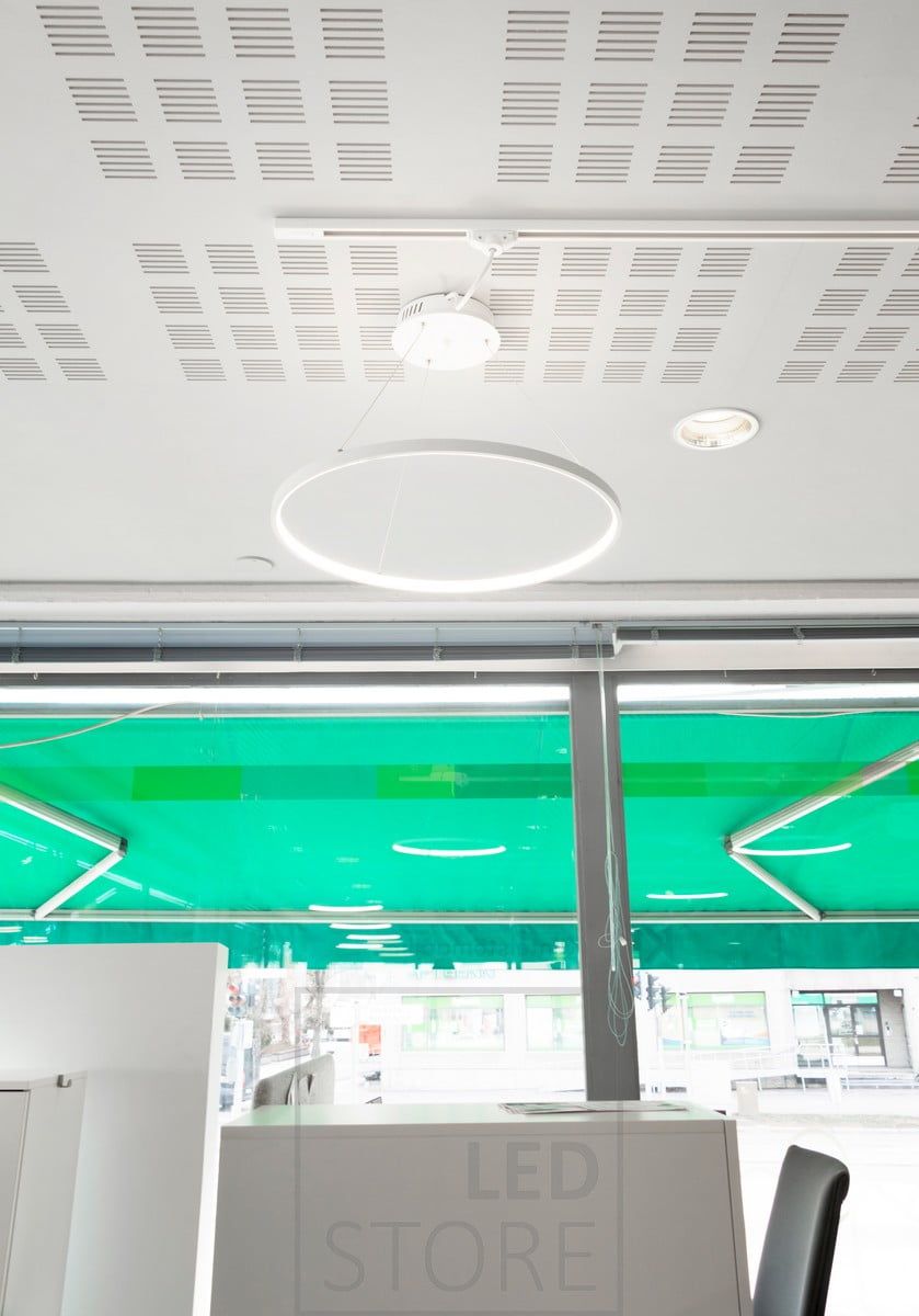 Kontorsbelysning implementerad med Rinkeli-armaturer. Den minimalistiska Rinkeli-armaturen ger ett jämnt och behagligt ljus. Armaturen är vackert minimalistisk och kan justeras till rätt höjd med hjälp av kablar. Lämplig för både hem och kontor. I vårt sortiment finns tre storlekar. Ledstore.fi