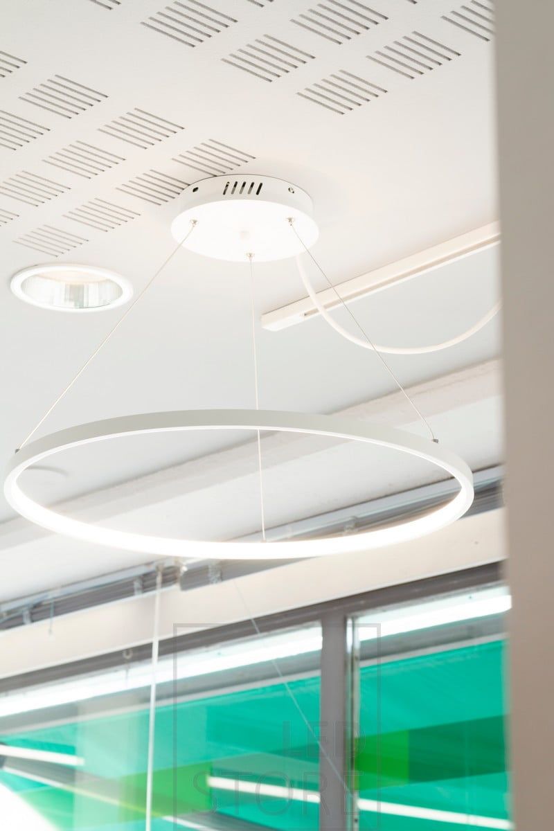 Kontorsbelysning av Rinkeli armaturer. Led RINKELI är en minimalistisk och graciös armatur som passar inte bara för hem utan även för kontor. Armaturens höjd från taket kan justeras mellan 20 cm och 250 cm. Armaturen finns även med Zigbee-styrning, vilket gör den helt styrbar från exempelvis Philips HUE. Du kan alltså dimra och justera temperaturen steglöst mellan 3000-5500K. Ledstore.fi