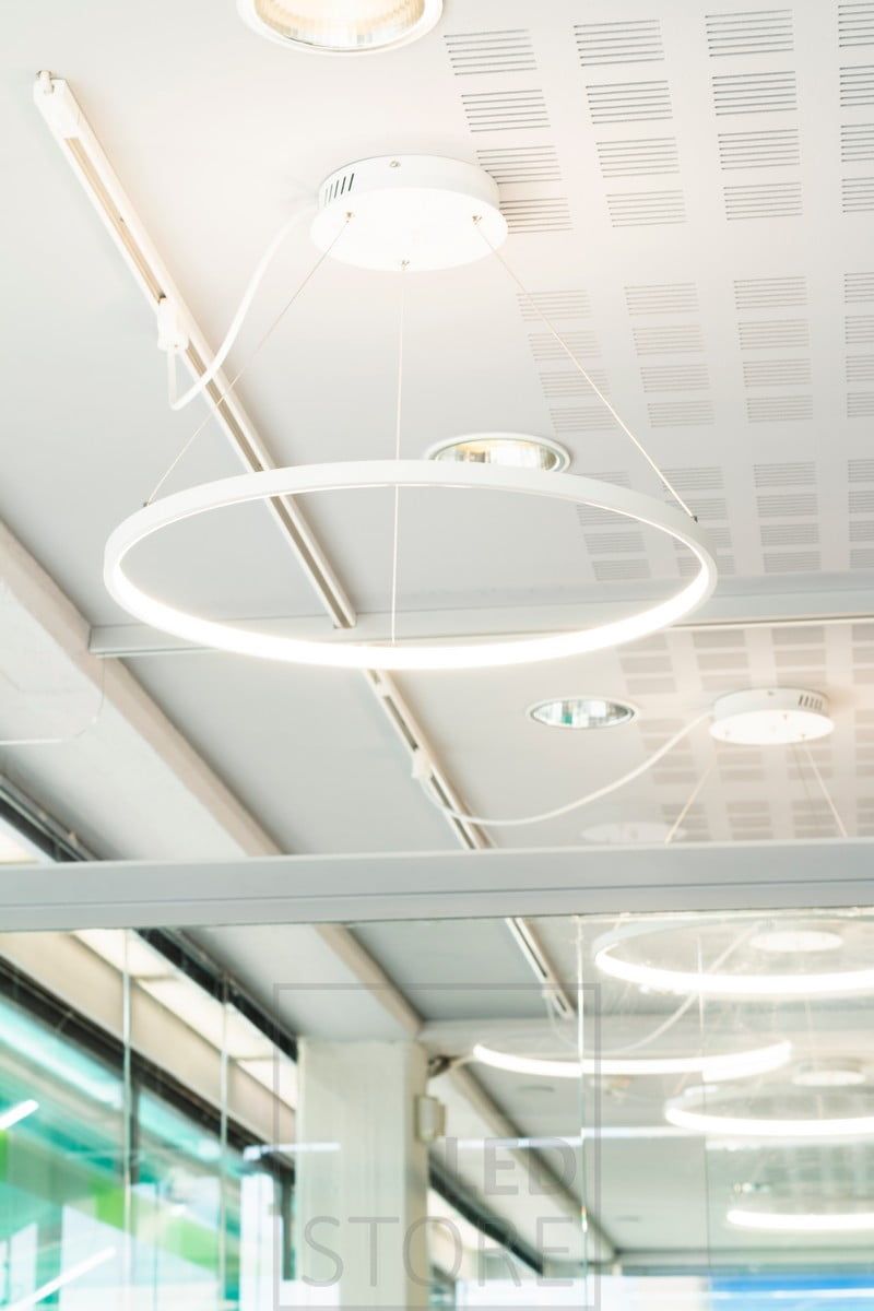 Ringel-armaturer för allmänbelysning på kontoret. Led RINKELI är en minimalistisk och graciös armatur som inte bara passar i hemmet utan även på kontoret. Armaturen finns även med Zigbee-styrning, vilket gör den helt styrbar från t.ex. Philips HUE. Så du kan dimra och justera temperaturen steglöst mellan 3000-5500K. Ledstore.fi