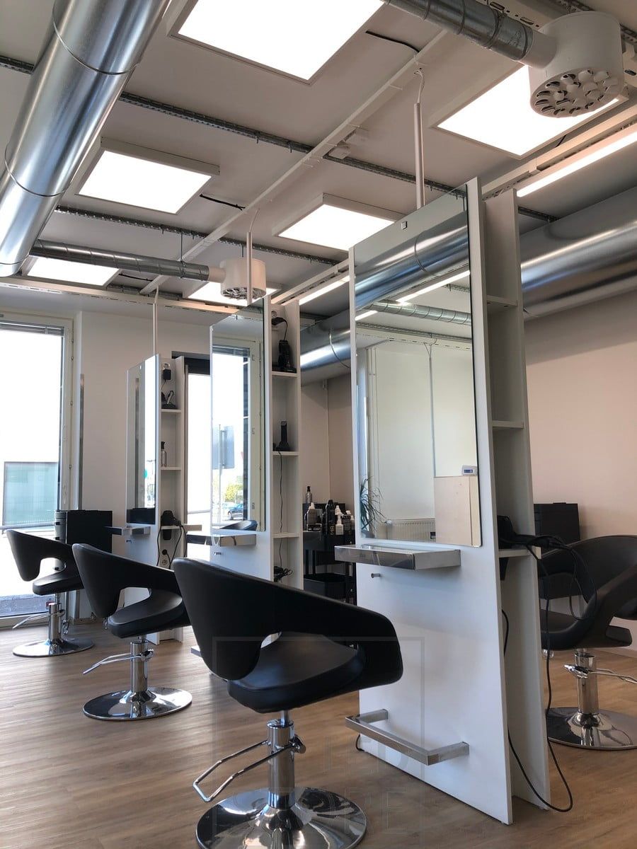 Frisörsalongen belyses av en panel med 600x600 armaturer som skapar en bra, ljus och högkvalitativ belysning. Ljuset är dimbart och färgtemperaturen kan justeras, så att det kan anpassas efter dina behov. Ledstore.fi