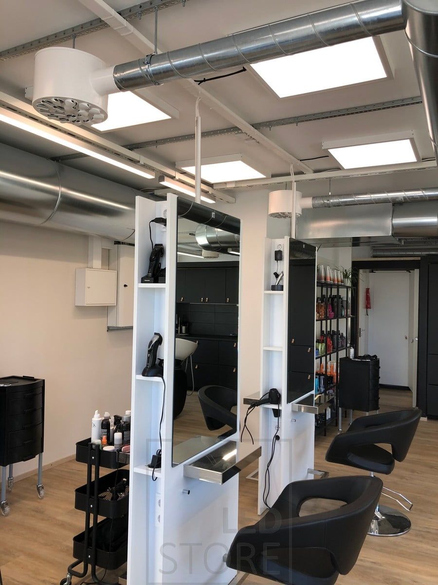 Frisörsalongen belyses av en panel med 600x600 armaturer som skapar en bra, ljus och högkvalitativ belysning. Ljuset är dimbart och färgtemperaturen är justerbar. Ledstore.fi