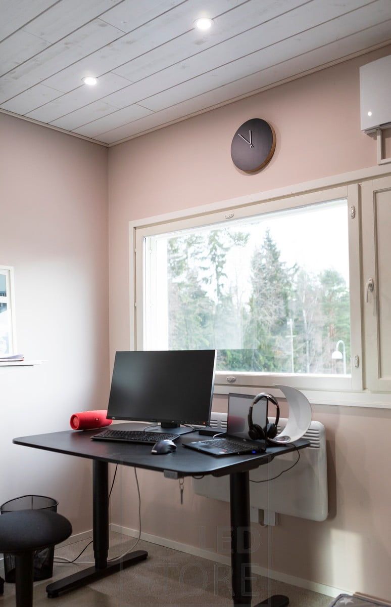 Infällda takpotatisar som belysning på arbetsplatsen. Ledstore.fi