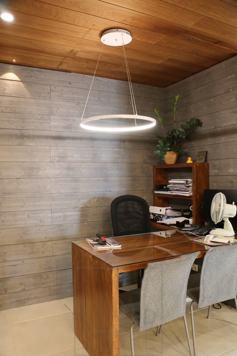 Rinkeli-lampa ovanför skrivbordet i arbetsrummet. Led RINKELI CCT är en minimalistisk och graciös armatur som inte bara passar i hemmet utan även på kontoret. Armaturens höjd från taket kan justeras mellan 20 cm och 250 cm. Ledstore.fi