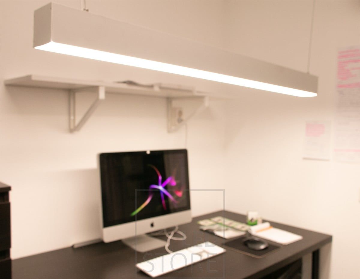 En skräddarsydd armatur för att belysa en arbetsstation. I profilen sitter färgtemperaturstyrda LED-remsor så att ljuset blir effektivt och kan justeras efter behov. Ledstore.fi