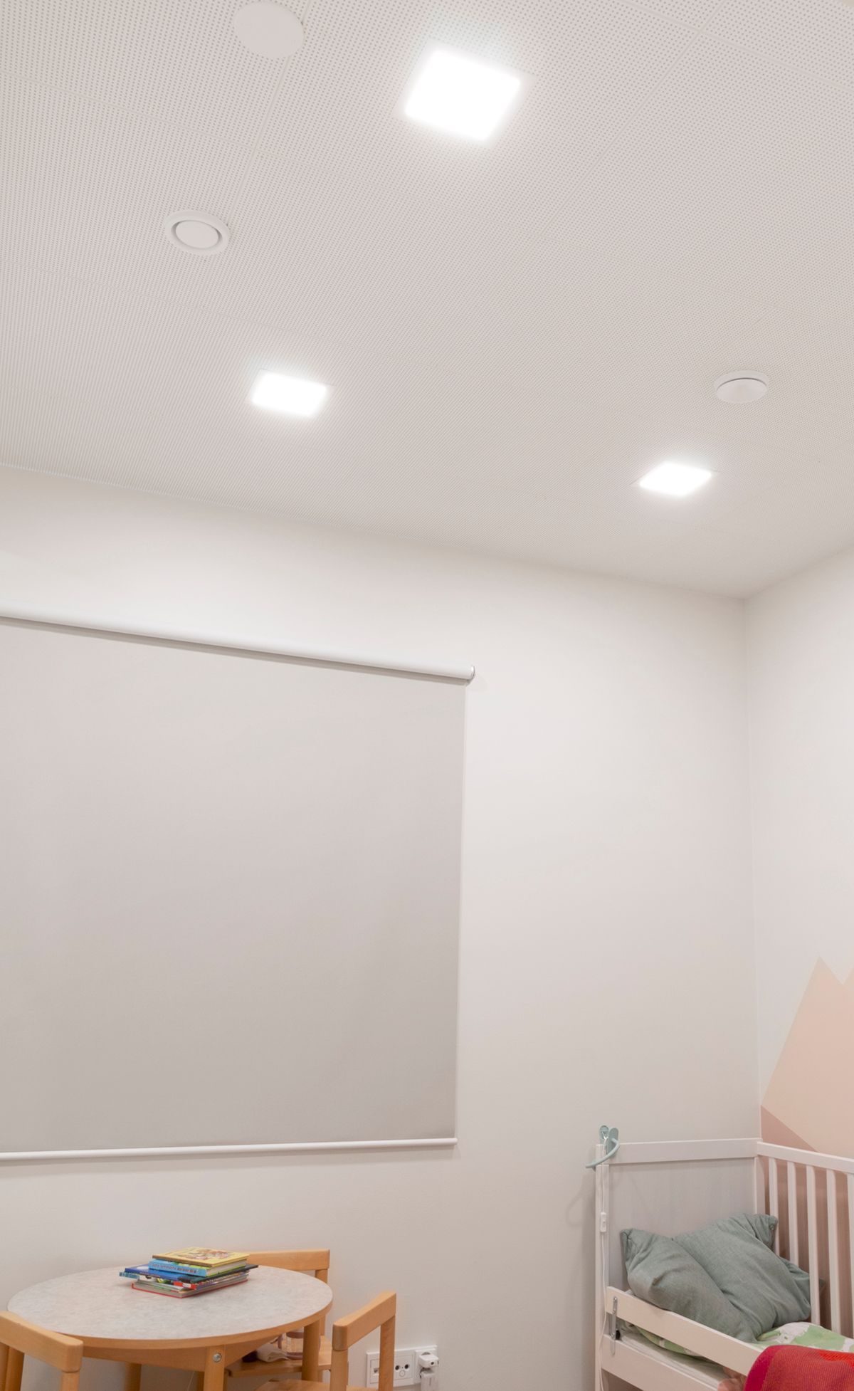 LED Store-logotyp på grön bakgrund och texten "LED STORE" i vitt i mitten av en vit kvadrat. Idealisk för energieffektiva belysningslösningar.
