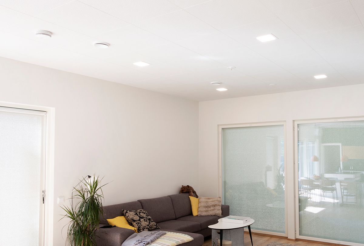 Grön bakgrund och vit fyrkant med texten "LED STORE" i fetstil, som marknadsför energieffektiva LED-belysningslösningar.