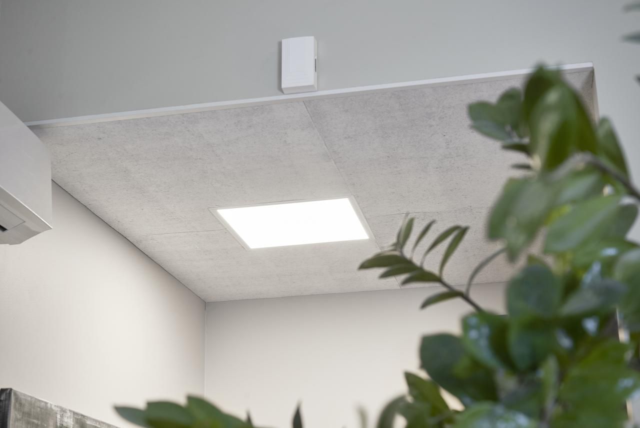 LED STORE-logotyp med vit text på grön bakgrund, konturen av en vit kvadrat i mitten, som representerar energieffektiva LED-belysningslösningar.