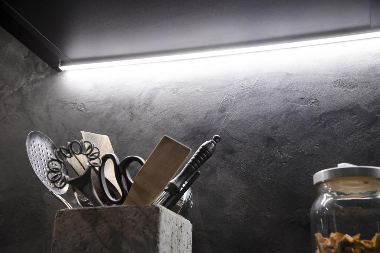 Grön bakgrund och vit fyrkant med "LED STORE" i feta versaler som lyfter fram energieffektiva belysningslösningar.
