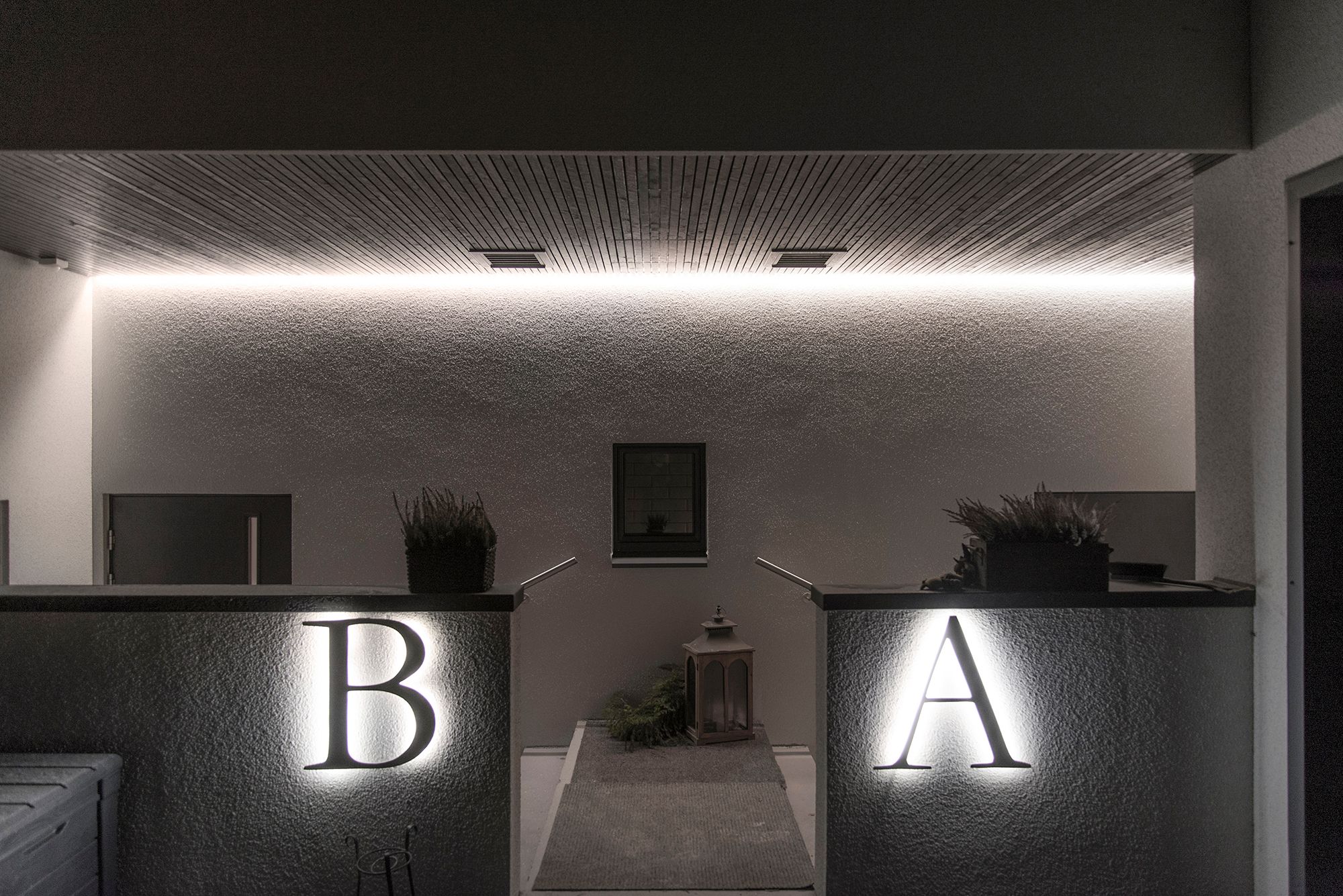 Husens utvändiga bokstäver är belysta med LED-lister och entrén är belyst med en indirekt LED-list. Ledstore.fi