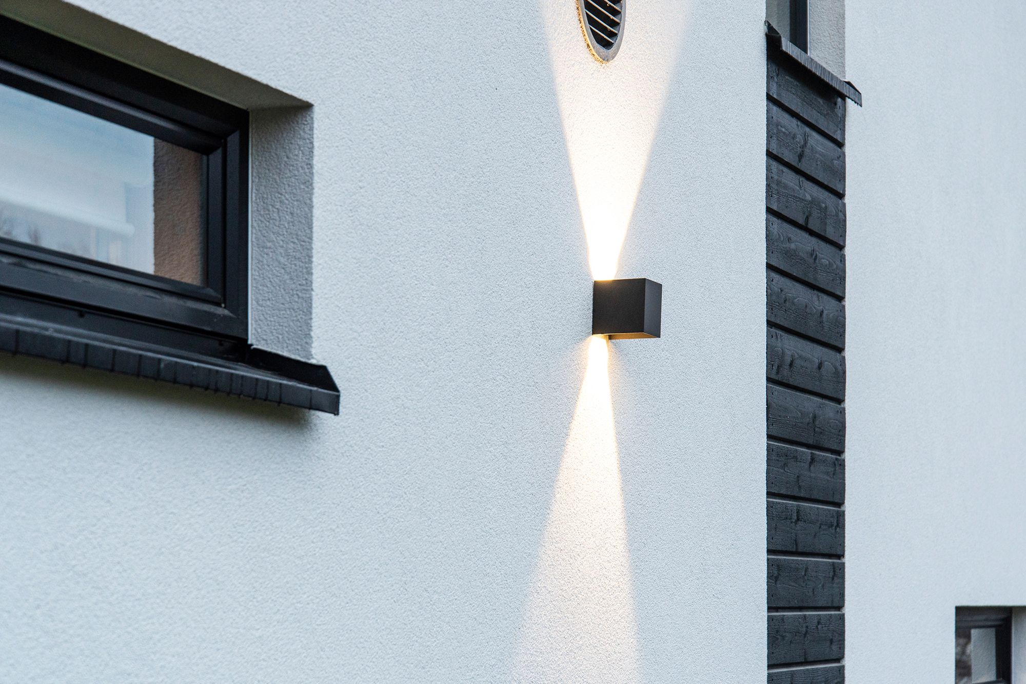 FUNK vägglampa med stomme av aluminium, lackerad i matt svart. Dimbar och med justerbar ljusöppningsvinkel. Armaturen lyser i två riktningar och framhäver fasaden. Ledstore.fi