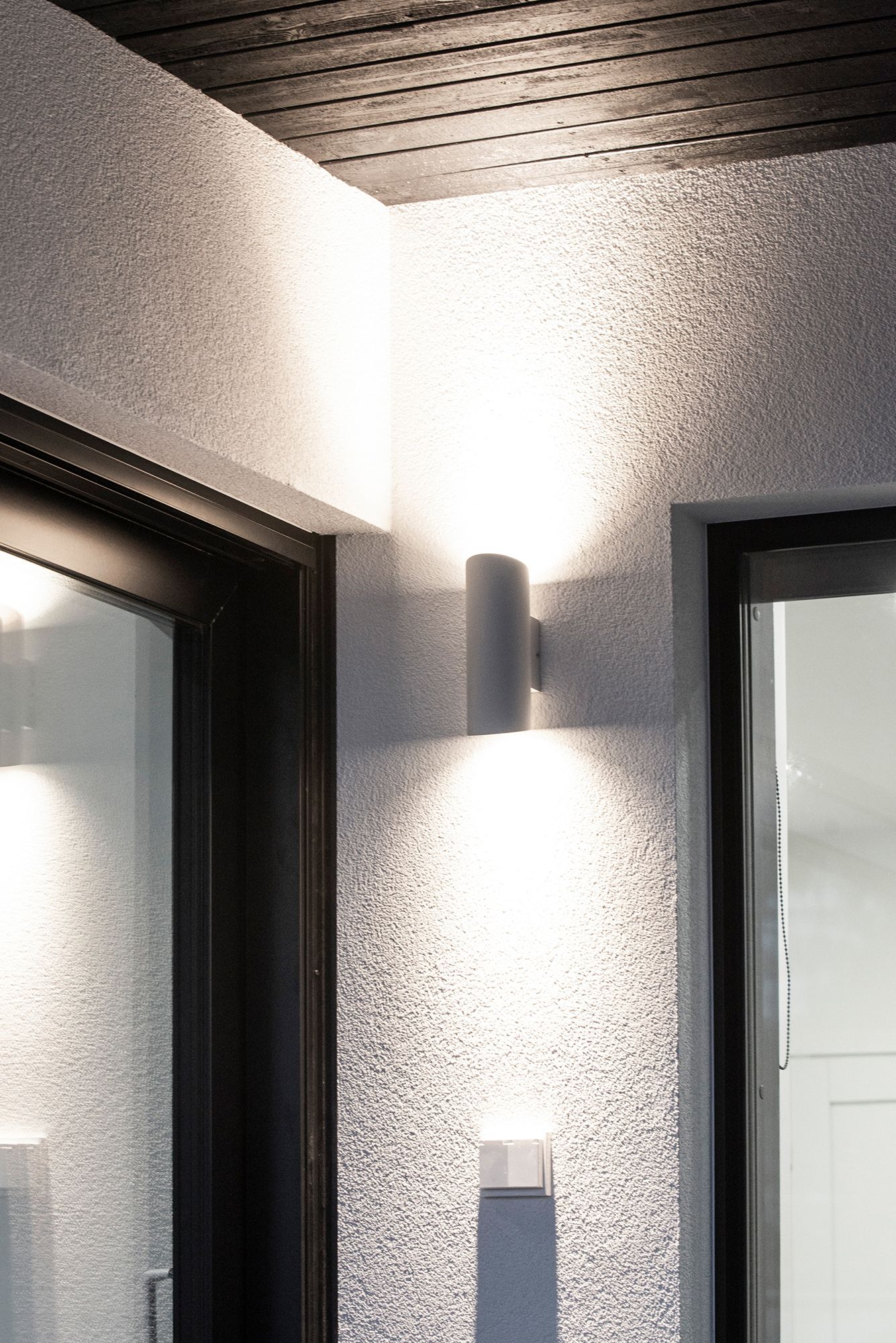 Vit, dubbelriktad vägglampa Viisto. Finns även i svart. Led vägg VIISTO är en modern, tålig och enkel utomhusarmatur. VIISTO bildar ett vackert mjukt ljusmönster på väggen. Ledstore.fi