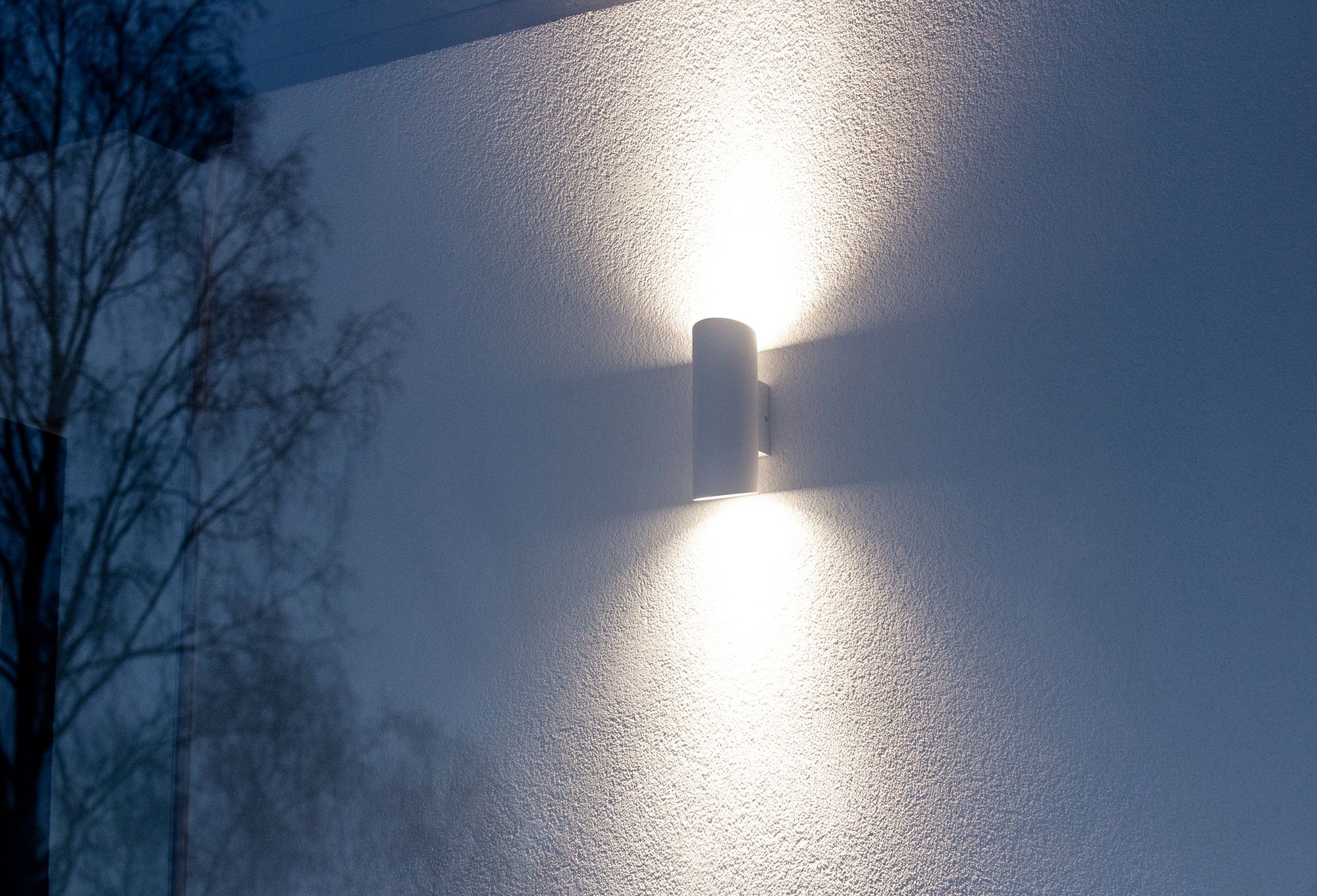 Vit, dubbelriktad vägglampa Viisto. Finns även i svart. Led vägg VIISTO är en modern, tålig och enkel utomhusarmatur. VIISTO bildar ett vackert ljusmönster på väggen. Ledstore.fi