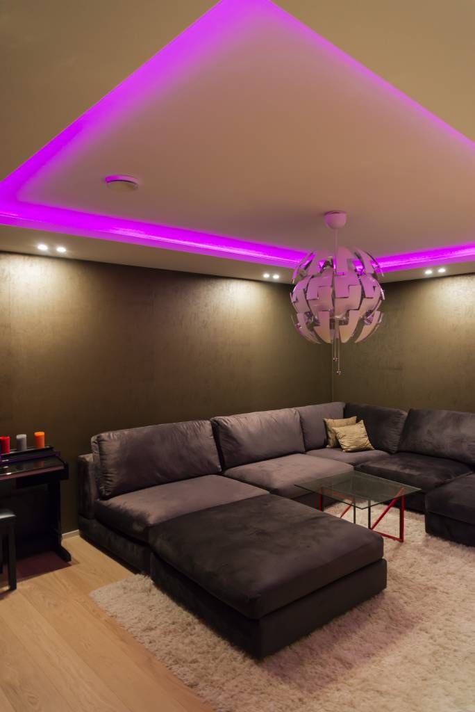Indirekt RGB-ljusramp i biorummet, som cirkulerar i rummet i en downlight-clip. © LedStore