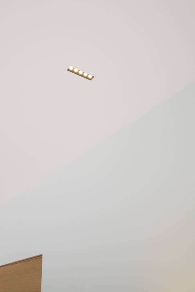 På den gröna bakgrunden finns en vit kvadrat med texten "LED STORE" i fetstil, som lyfter fram energieffektiva belysningslösningar.