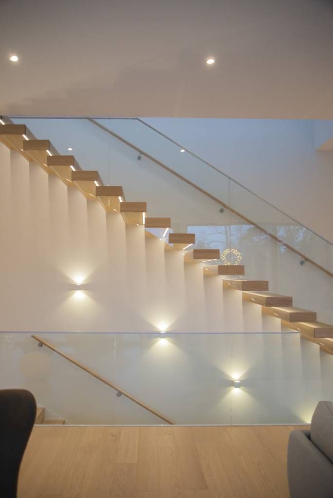 Mångsidig belysning med Cubic väggarmaturer, fasta 023 strålkastare och stegljus. © LedStore
