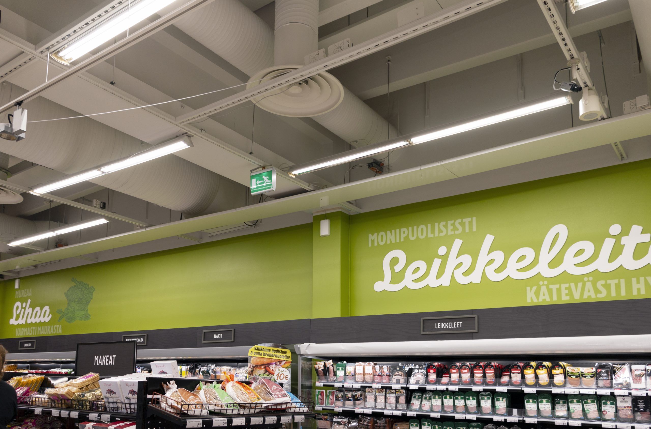 Trivsam, effektiv och jämn belysning i en livsmedelsbutik med LED-lysrör. Ledstore.fi