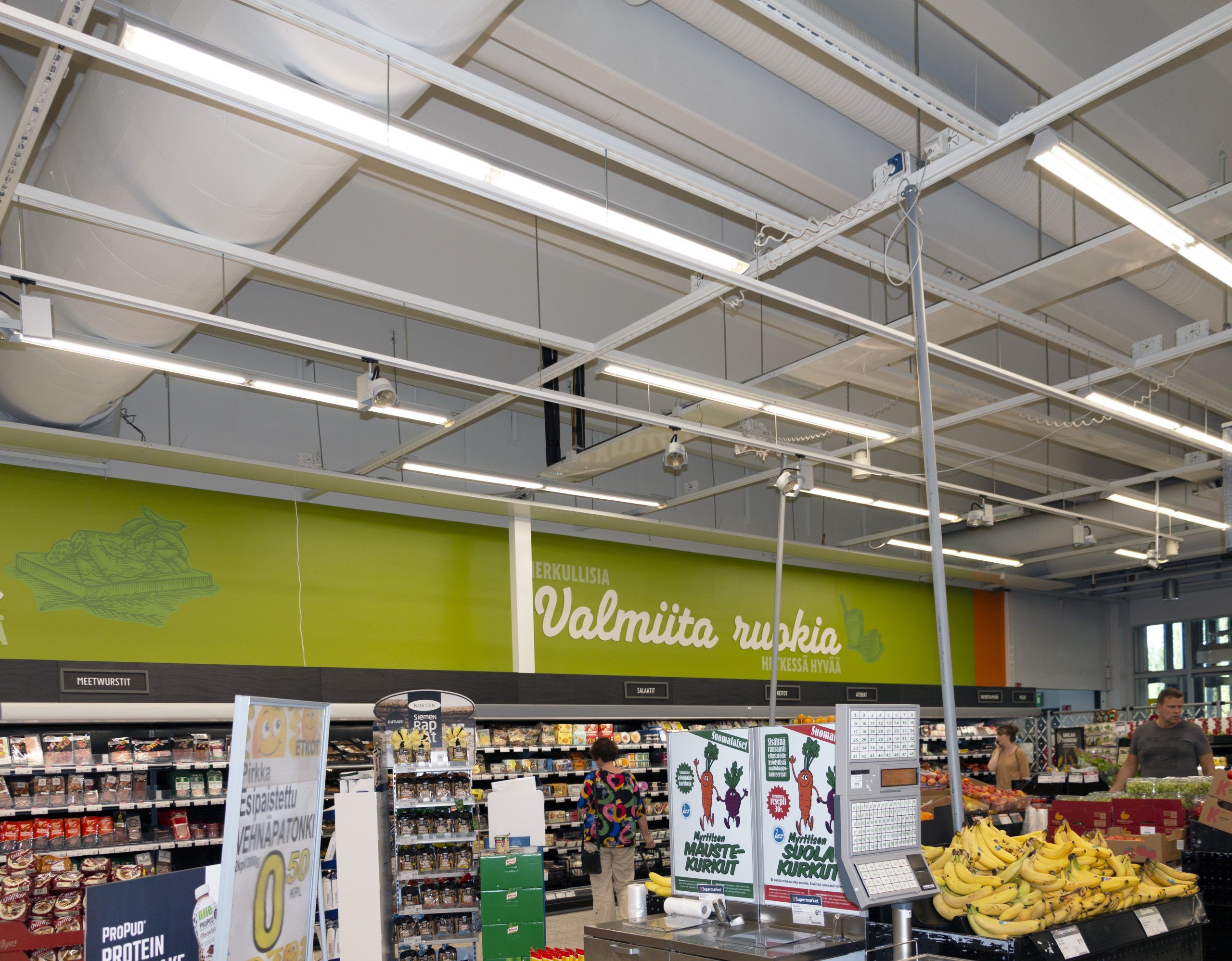Trivsam, effektiv och enhetlig belysning i en livsmedelsbutik med LED-lysrör. Ledstore.fi