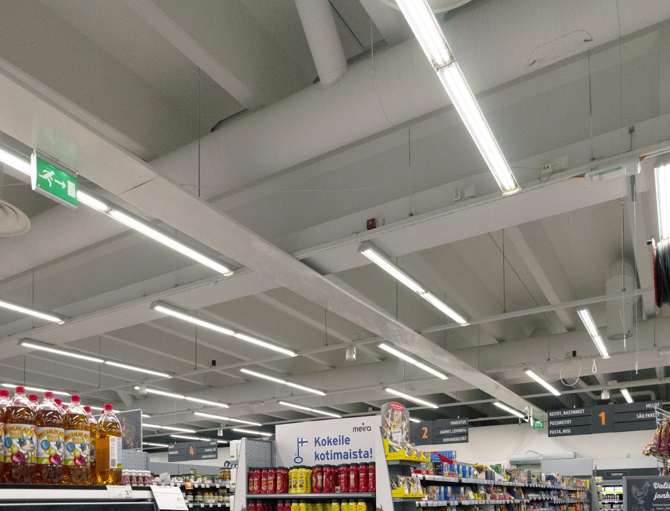 Led-lysrör ger effektiv och jämn belysning av stora utrymmen. Ledstore.fi