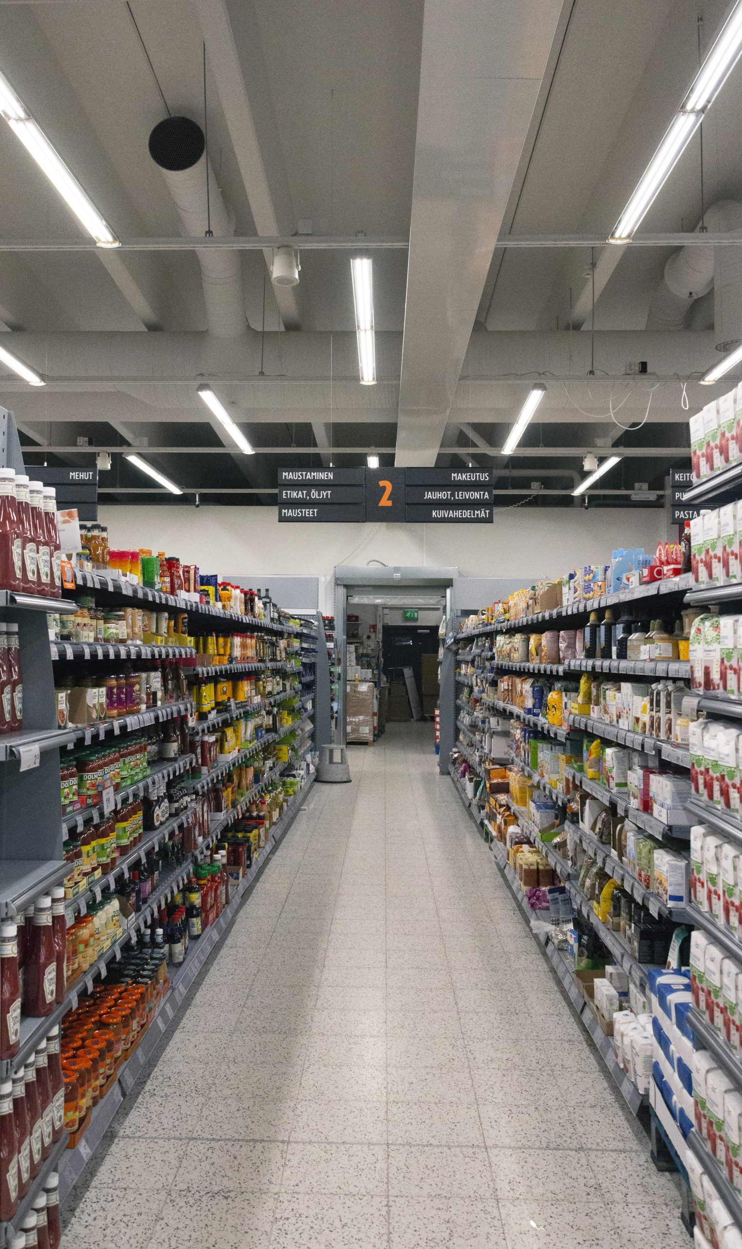 Led-rör i taket på en livsmedelsbutik, effektiv och jämn belysning av ett stort utrymme. Ledbutik.fi