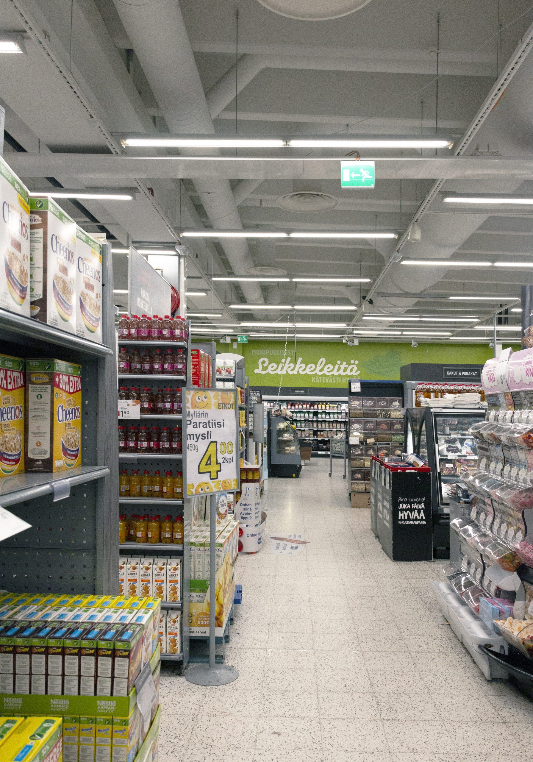 Led-rör i taket i en livsmedelsbutik ger en effektiv och jämn belysning av ett stort utrymme. Ledbutik.fi