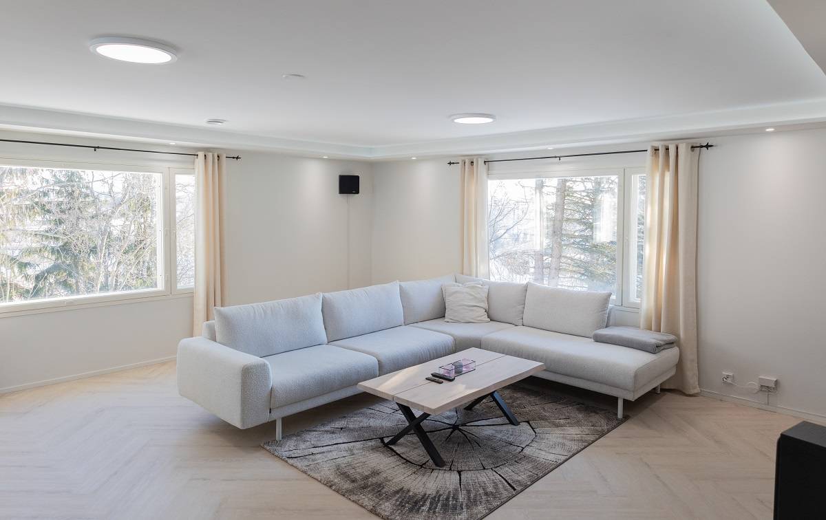 Två taklampor i mitten av rummet, led-spots på kanterna av rummet, led-lampor som indirekt ljus på nedstigningen runt rummet.