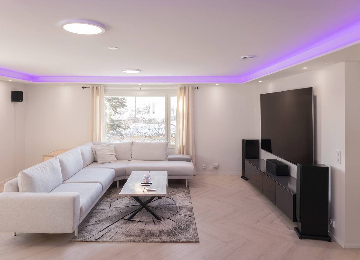 Vardagsrum RGB+CCT led strip upplyst i svagt ljus.