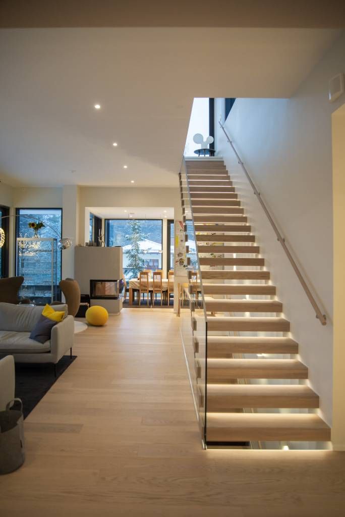 Vita 9W-spotlights som allmänbelysning i vardagsrumskorridoren. © LedStore