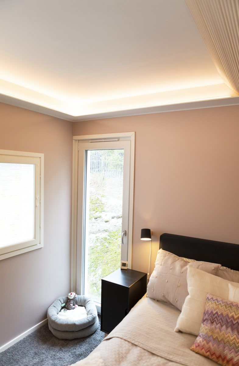 LED STORE-logotyp på en grön bakgrund med en vit kvadrat och feta vita versaler för att främja energieffektiva belysningslösningar.