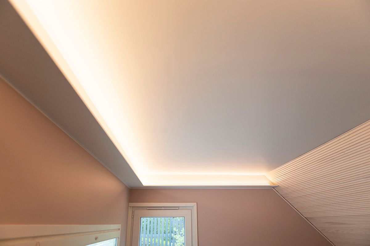 En grön bakgrund och en vit fyrkant med texten "LED STORE" i fetstil lyfter fram energieffektiva LED-belysningslösningar.