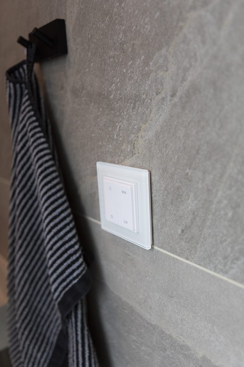 LED Store-logotyp på grön bakgrund med texten "LED STORE" i vitt i mitten av en vit kvadrat. Perfekt för energieffektiva belysningsalternativ.