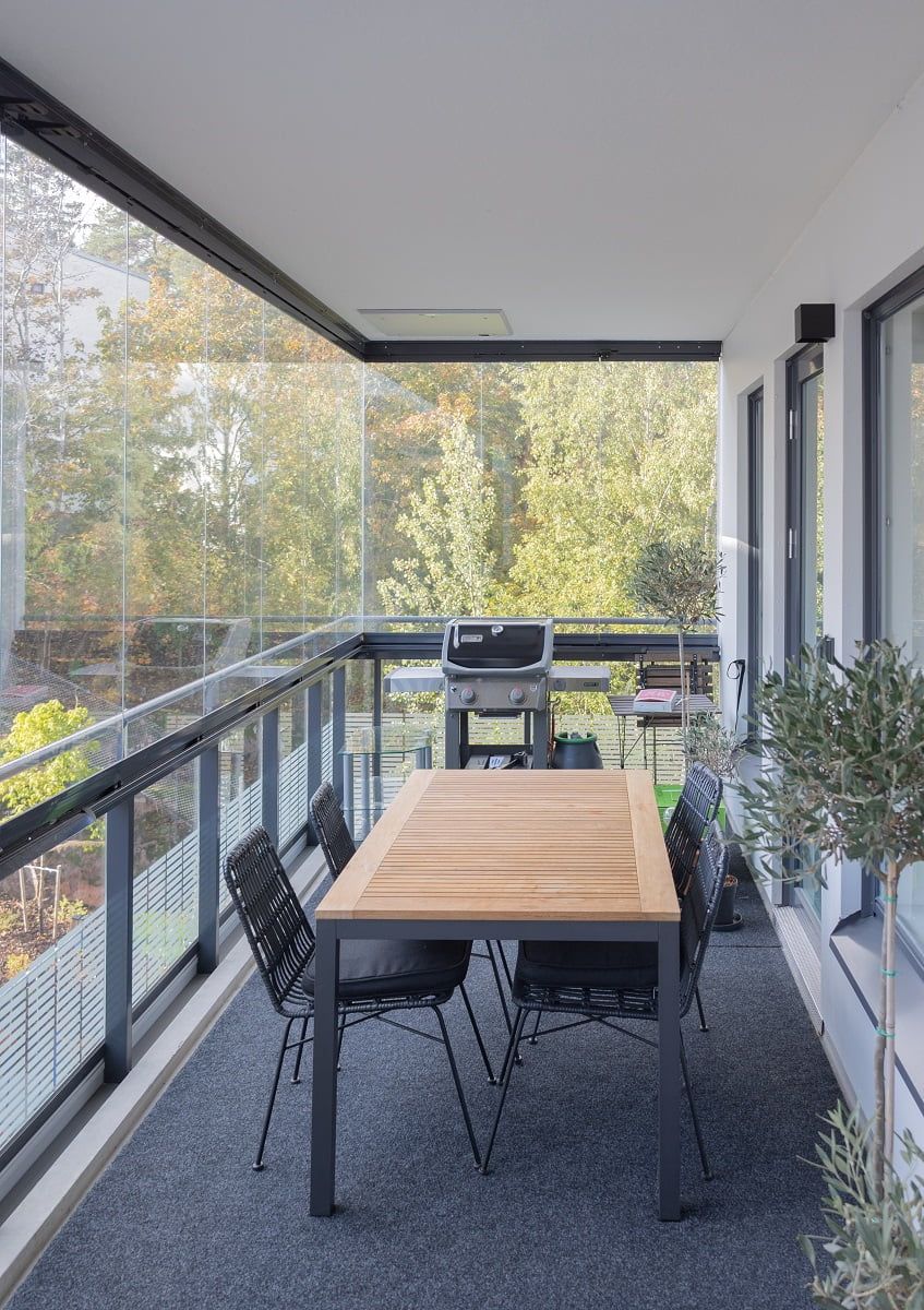 På balkongen lyser FUNK black upp väggar och tak på kvällen. ©LedStore