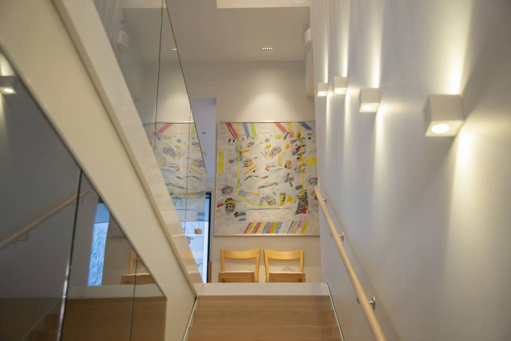 XL Cubic, CCT uppåt- och nedåtriktade väggarmaturer för trappbelysning, LINJA5 som bordslampa © LedStore