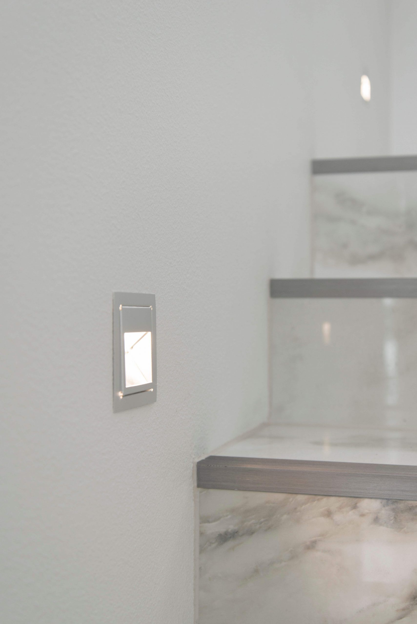 LED STORE-logotypen på en grön bakgrund med en vit kvadrat i mitten, som framhäver de miljövänliga belysningstemana.