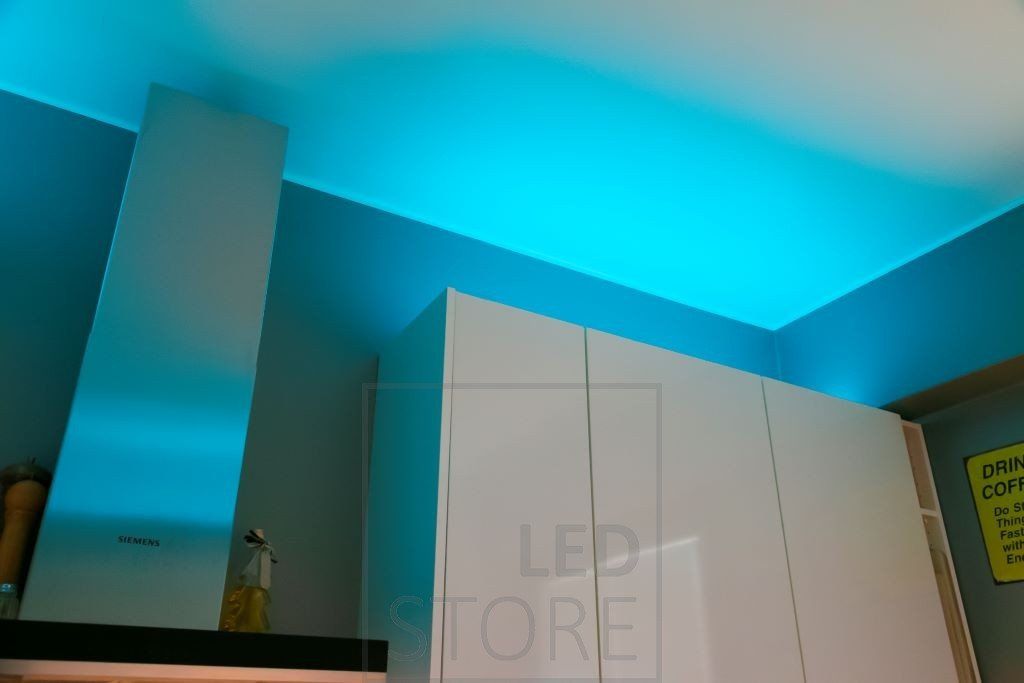 RGB+W LED-strip stämningsbelysning för köket, LED-strip i låg profil ovanpå skåpen. Ledstore.fi