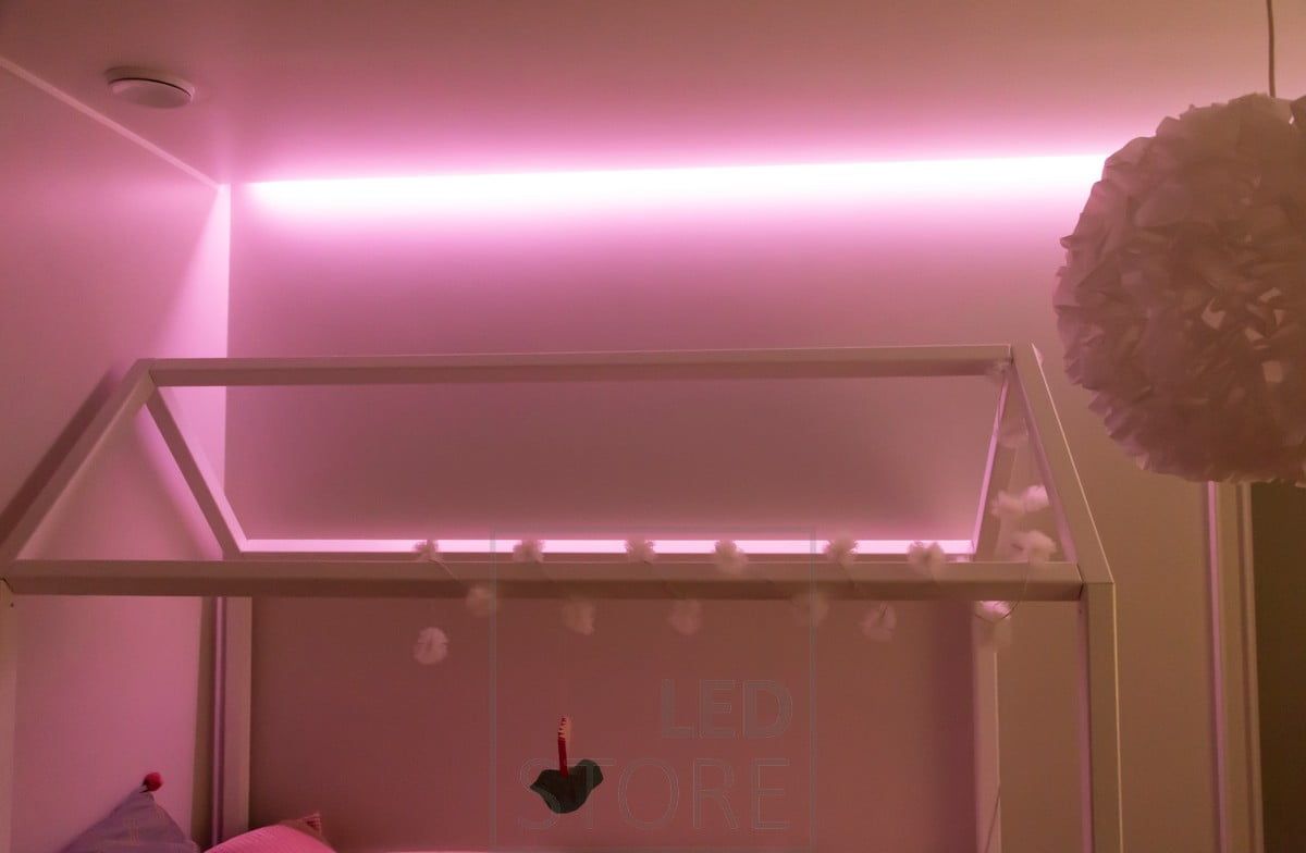 RGB-band i ett barnrum skapar stämningsfull belysning. Ledstore.fi
